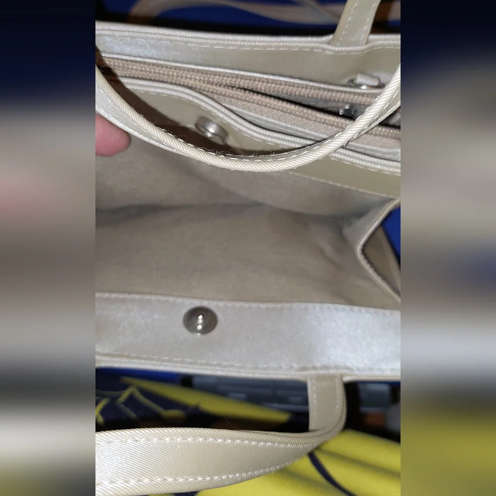 SOLD-Small crossbody bag. Lots of compartments, smoke free home - Picture 6 of 12